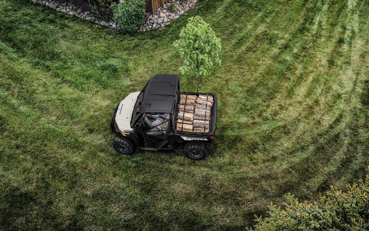 Polaris Ranger équipé d'un toit et d'une rehausse de benne pour le transport de bois