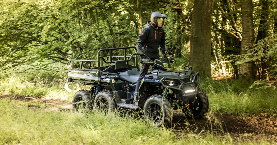 Quad Polaris Sportsman 6x6 équipé de son plateau de charge arrière
