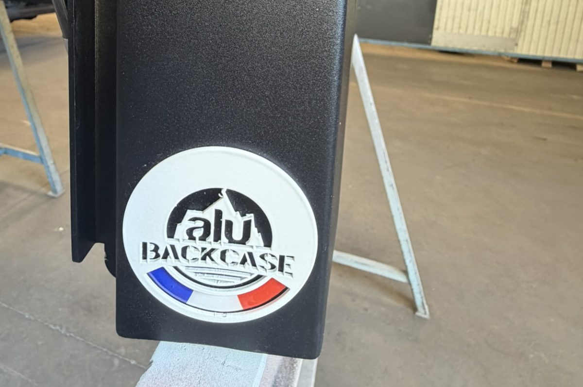 Badge Alu Backcase sur un hard-top Polaris aluminum