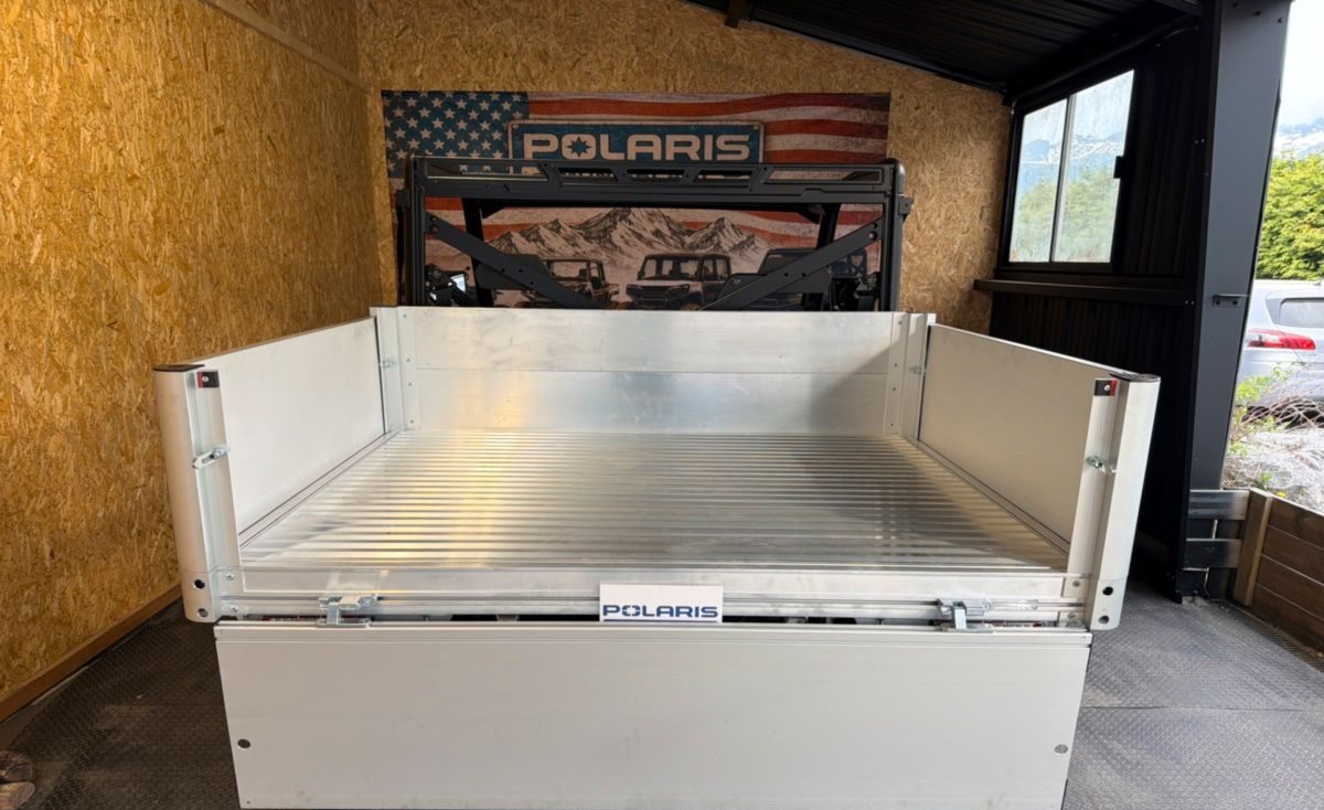 Intérieur de la grande benne aluminium du Polaris Ranger, ridelles ouvertes