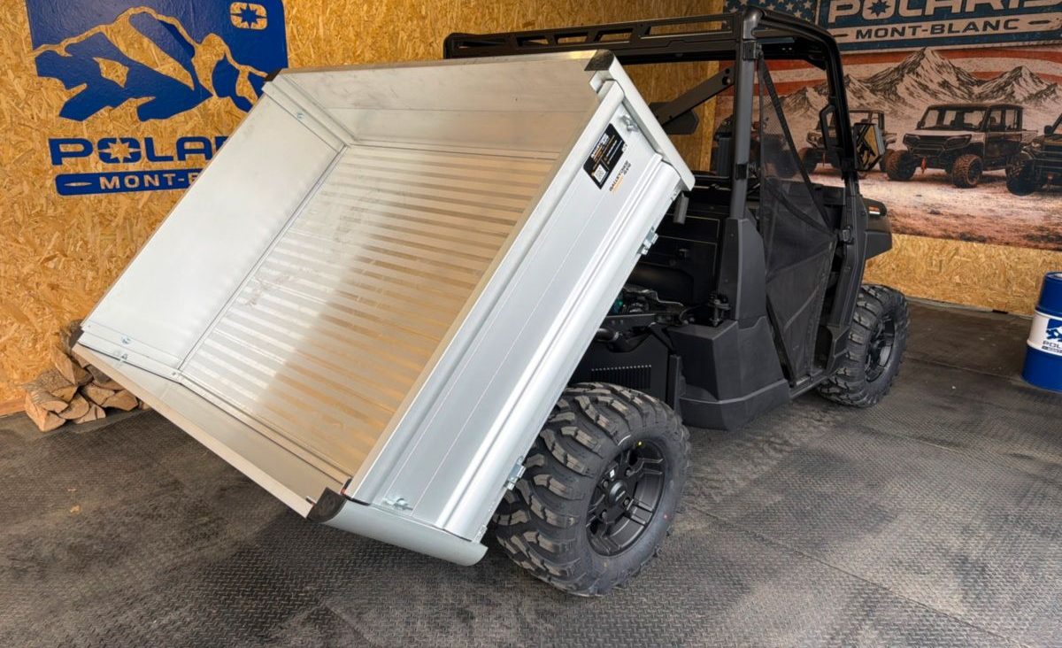 Benne aluminium basculante d'un Polaris Ranger en position de vidage