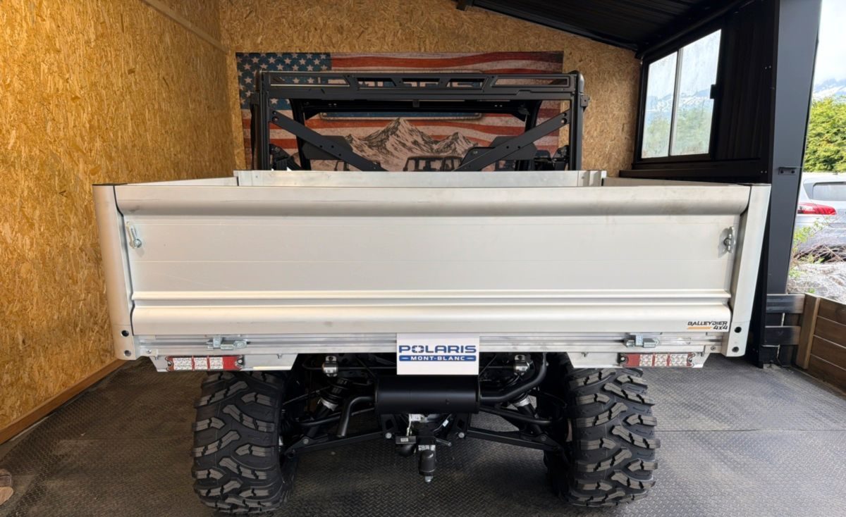 Feux LED intégrés sous le plateau aluminium d'un Polaris Ranger