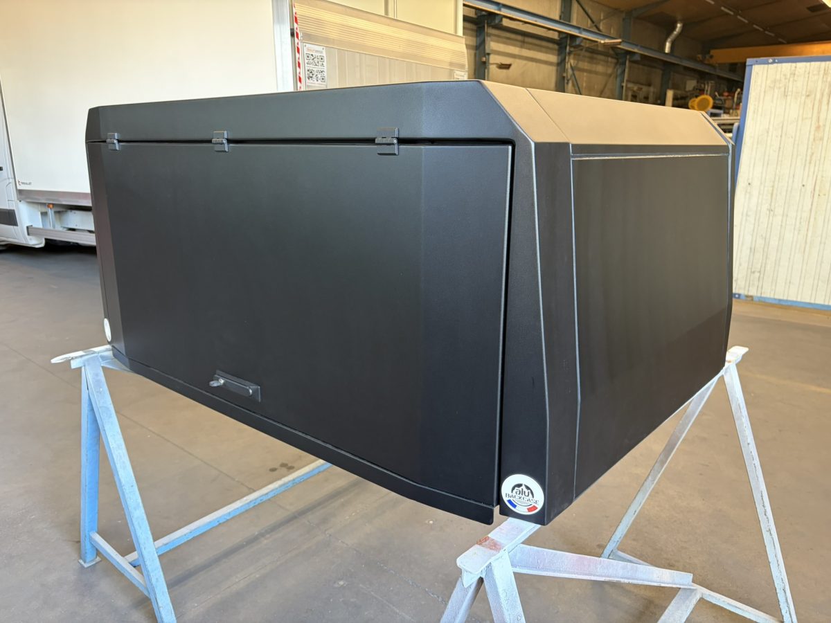 Hard top Polaris Ranger 100 % aluminium dans les ateliers, conçu et fabriqué en France