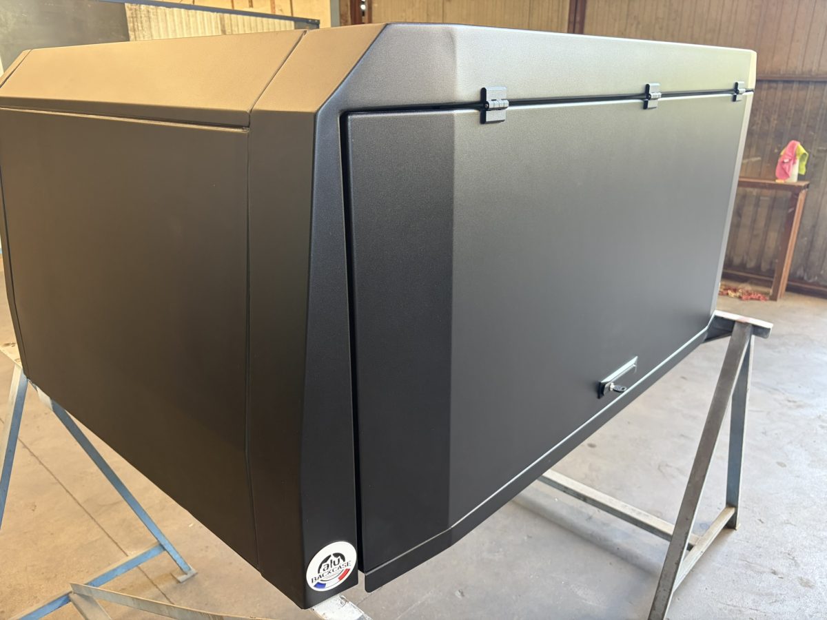 Détail des charnières et de la poignée à clé d'un hardtop Polaris qualitatif en aluminium