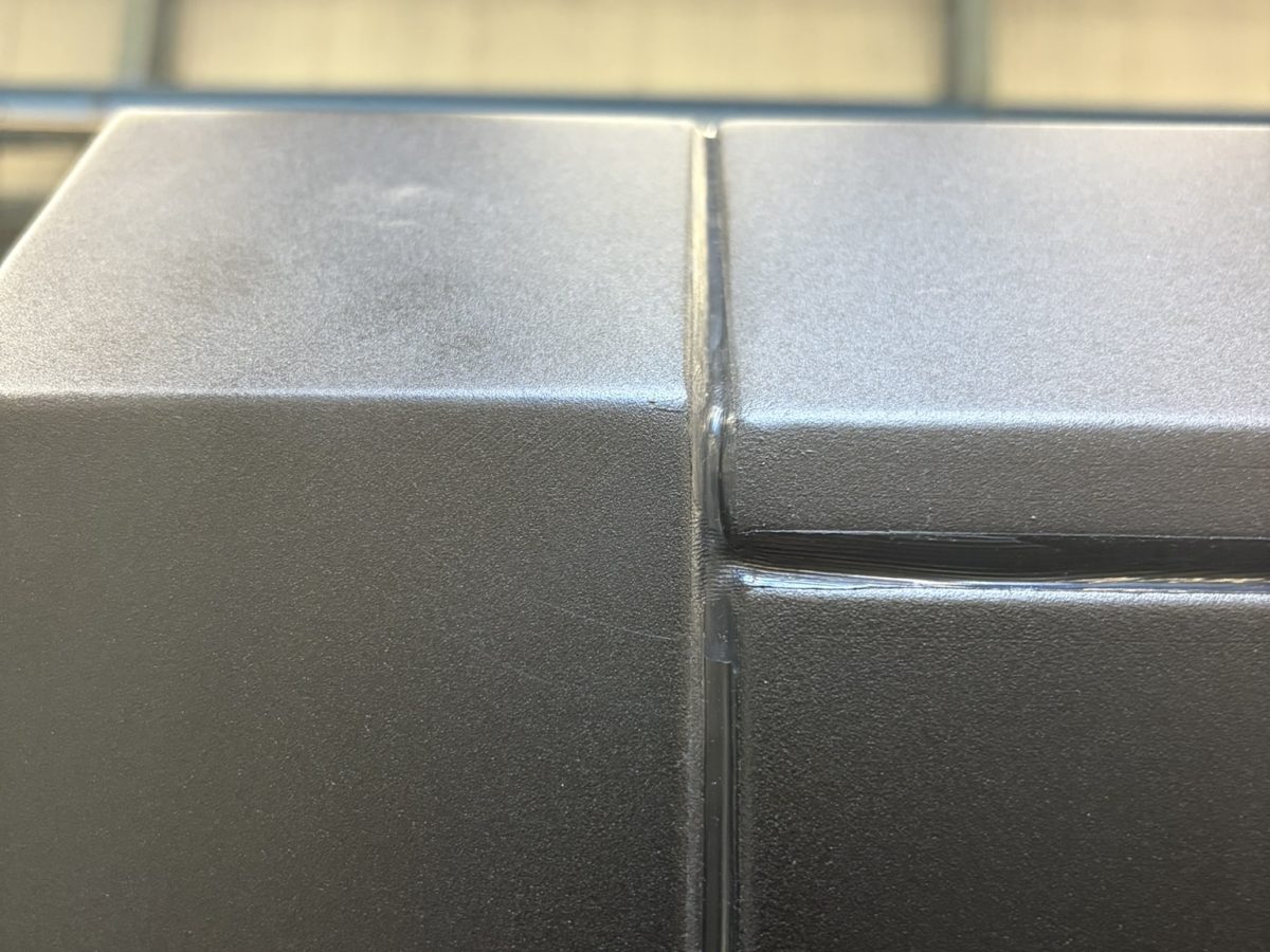 Détail de finition d'un hard top Polaris aluminium : arêtes et jonction de panneaux