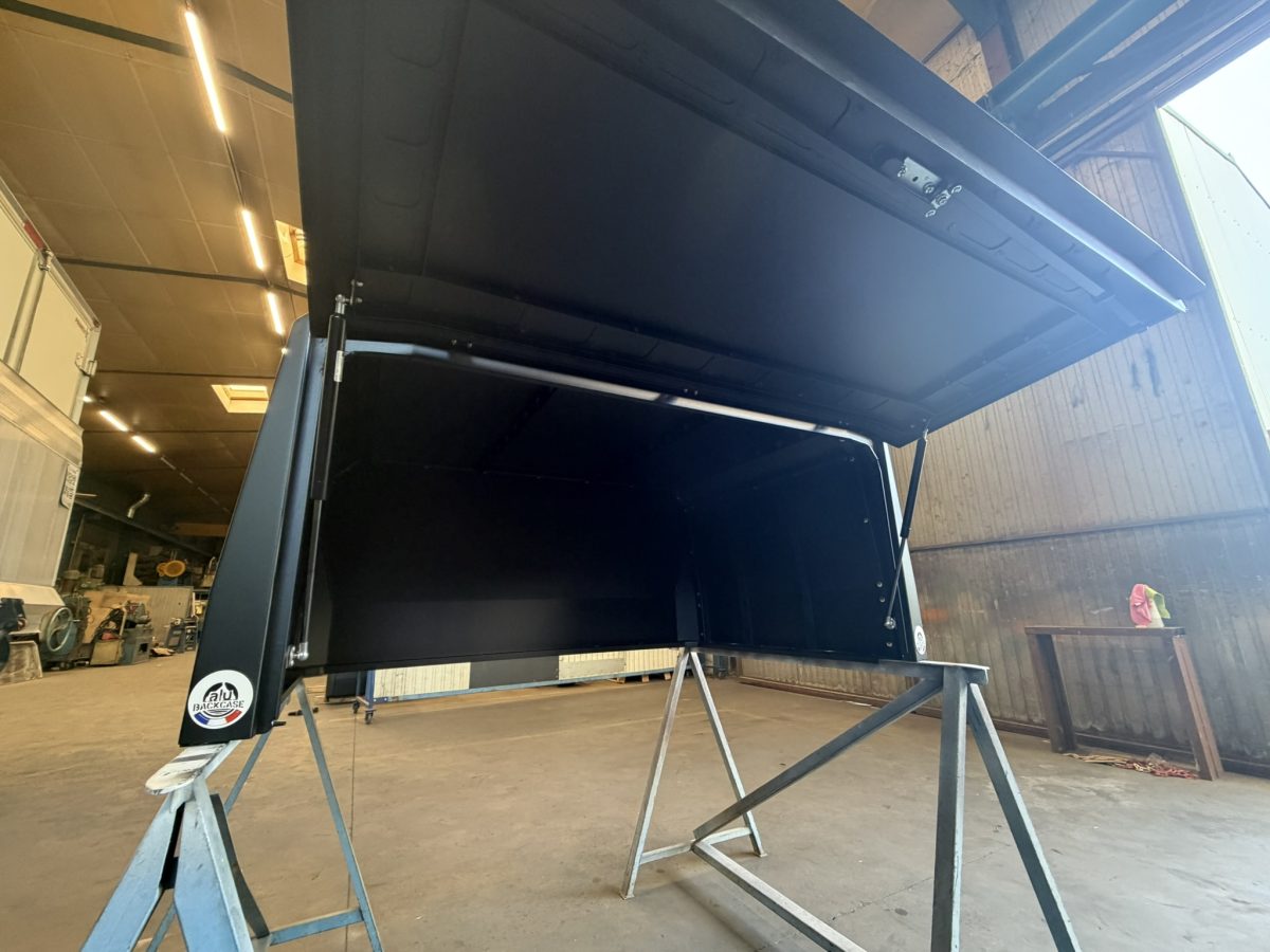 Hard top Polaris aluminium avec panneau relevé maintenu par vérins à gaz