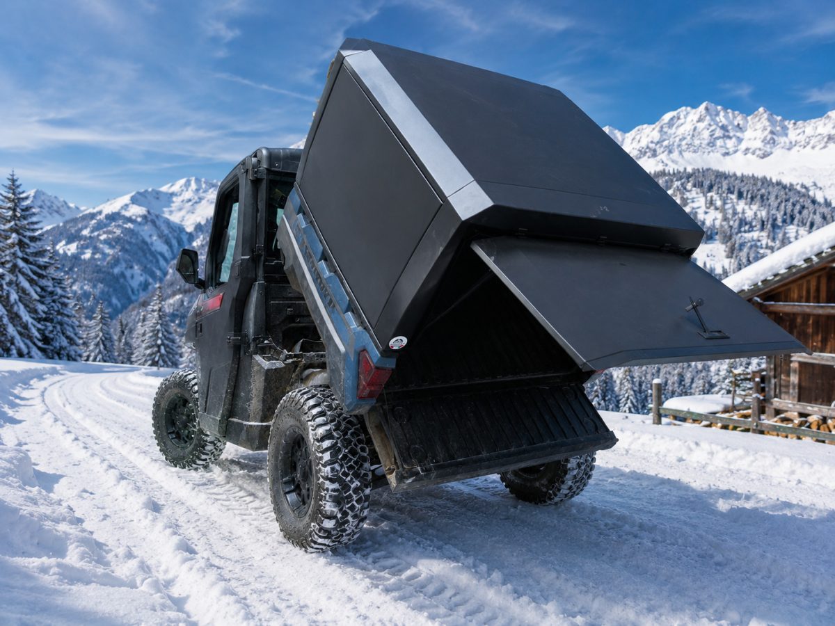 Hard-top Polaris aluminum sur un Polaris Ranger en montagne, l'hiver