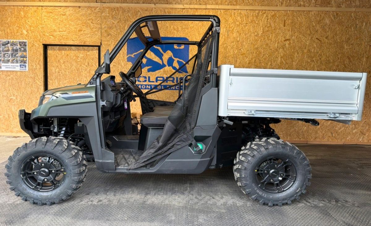 Polaris Ranger équipé du plateau aluminium à ridelles, vue de profil